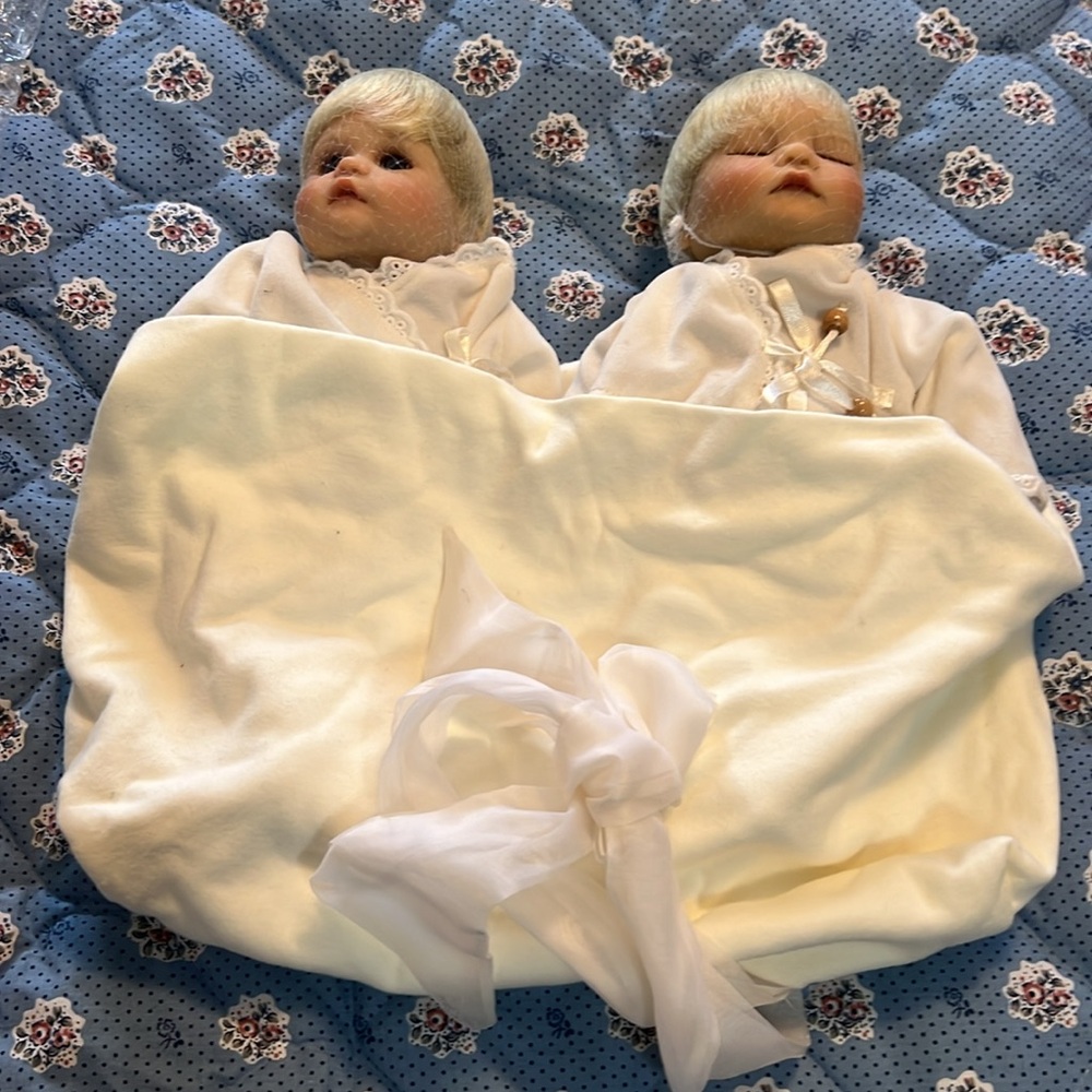 Twin Girl Goetz baby dolls, two newborns , rare - Picture 6 of 6